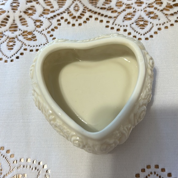 Vtg,International Silver Co. Porcelain Heart Shape White Roses BoxChristmas Gift - Picture 6 of 10